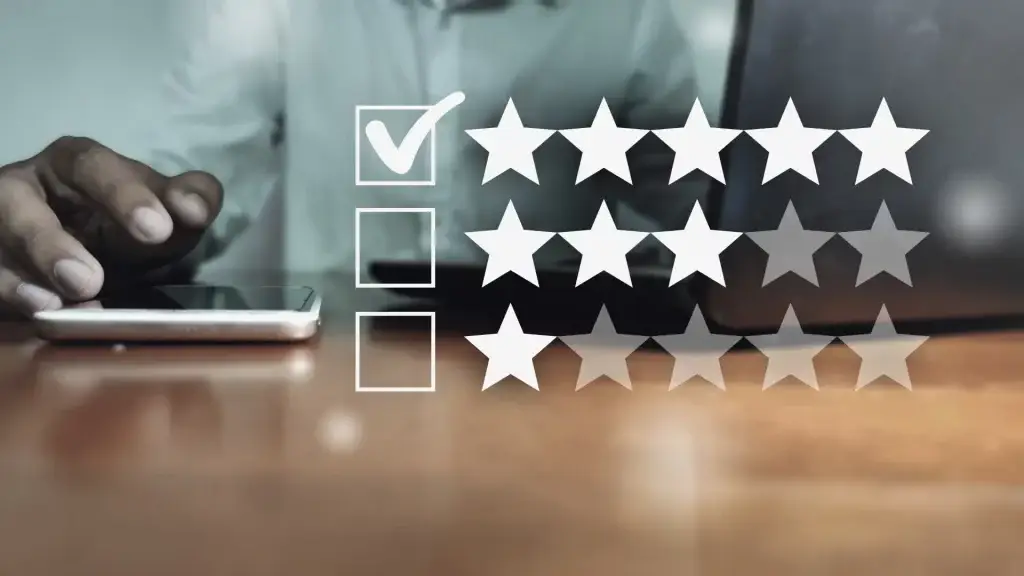 Mano sosteniendo un celular con reseña digital de un servicio en SHSHAPP